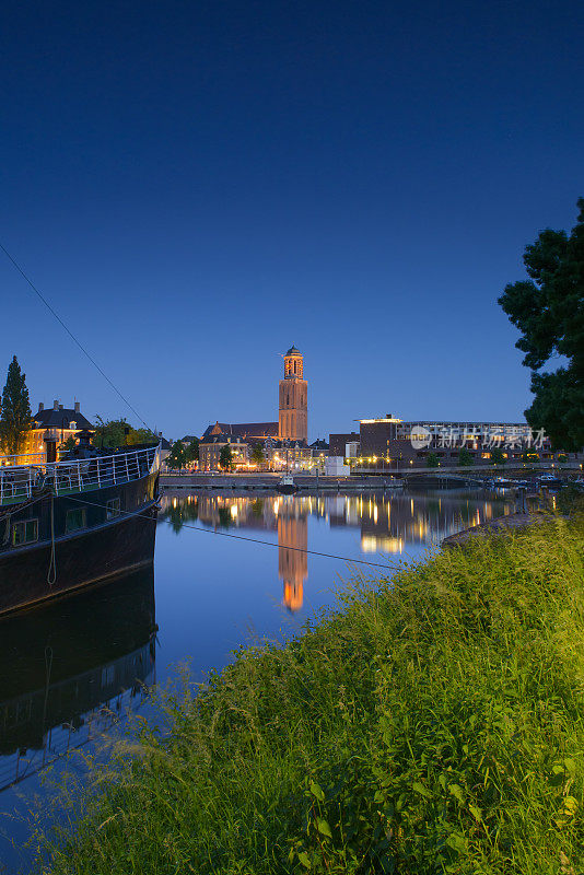 在Overijssel The Nethelrnads中Zwolle的夜景